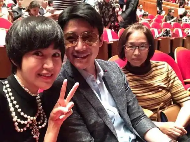 陆毅见老婆低下了头,继续说道:"过去我一直忙于工作,没