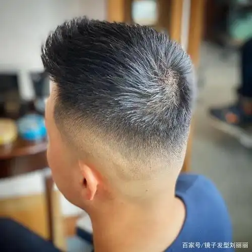 临近年底,大家可能都比较忙 ,但是再忙也要抽出时间把自己的发型修剪