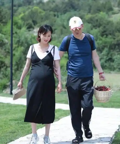 47岁蒋勤勤520晒与老公合照,陈建斌脸上皱纹难修,被调侃像父女_网友