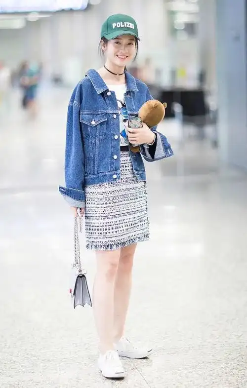 张雪迎一袭印花连衣裙端庄典雅而牛仔外套配高腰裙青春活力