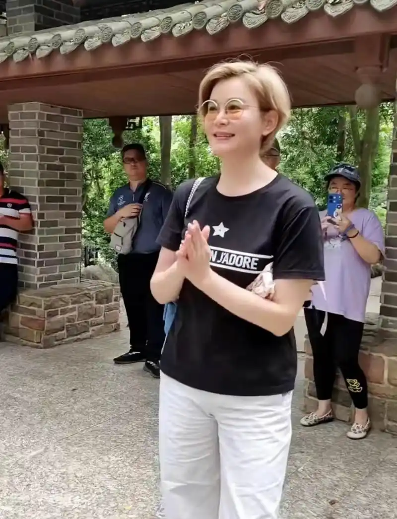 骆达华携妻女现身广西!老婆穿百元衣,学霸女儿身材火辣似混血