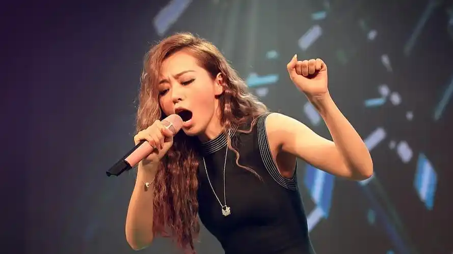 张靓颖超燃《饿狼传说》,性感火辣舞姿,狂野演绎嗨翻全场