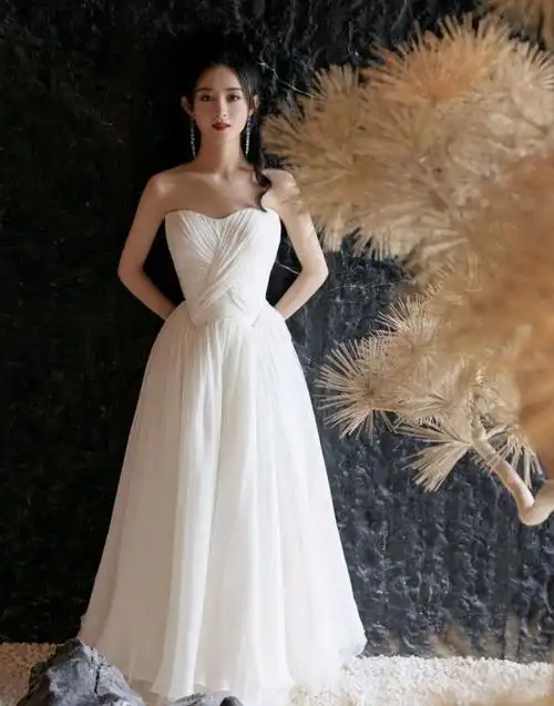 穿小白裙只服赵丽颖近日look一套更比一套美造型简单却养眼