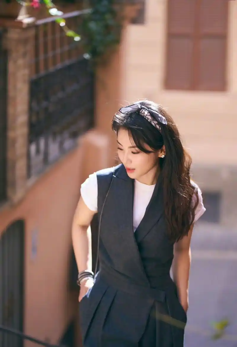 刘涛知性美# 刘涛灰色连体裤77白t恤,好有知性美的大姐姐呀[打clll