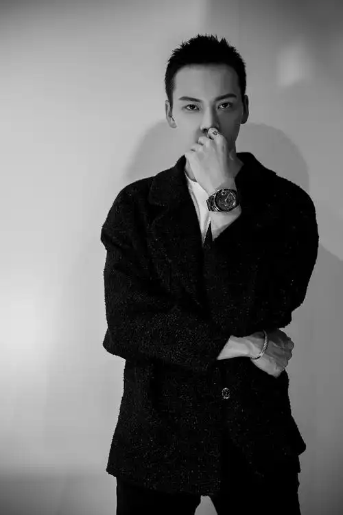 陈伟霆黑白质感写真曝光 诠释时间流逝下的艺术