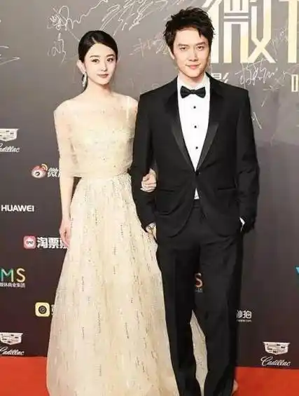 赵丽颖街边哄孩子被拍,疑似与冯绍峰已复婚-度小视