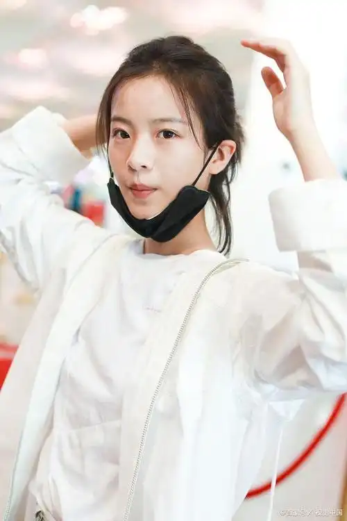 徐静蕾公司有以下几位艺人:朱致灵,向涵之,李庚希.