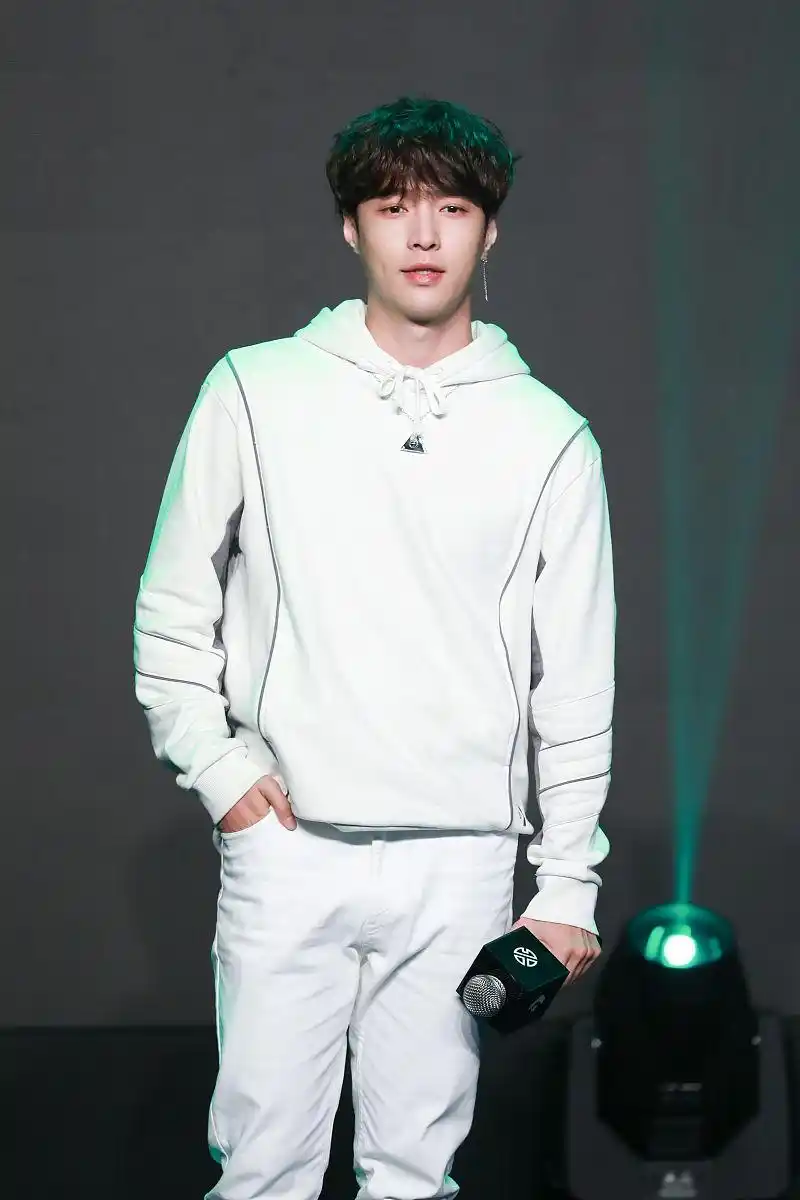 张艺兴穿搭:白色卫衣搭配converse帆布鞋阳光大男孩