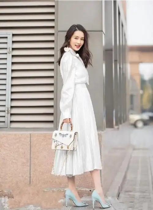 一袭白色长袖连衣裙显得李沁特别的纯洁·优雅,一双浅蓝色高跟鞋拉长