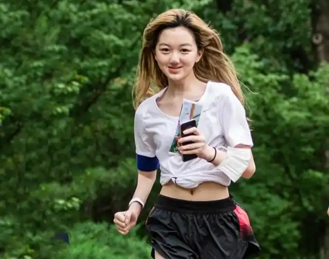 原创李亚鹏给李嫣订头等舱却给窦靖童订经济舱网友差别待遇