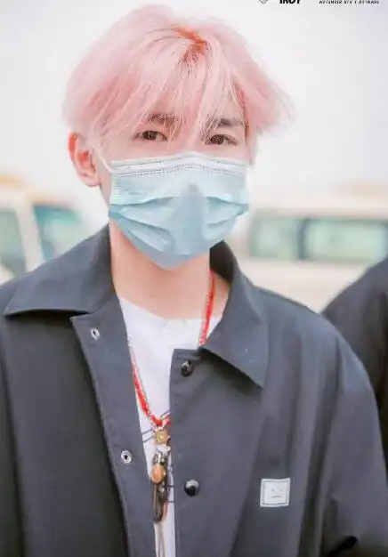 王源粉色头发引网友高呼:充满樱花气息的少年|樱花|王源