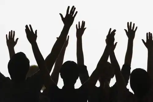 白天,白色背景,友谊,欧洲,欧洲人,许多人,背光,背面,托,站着,一群人