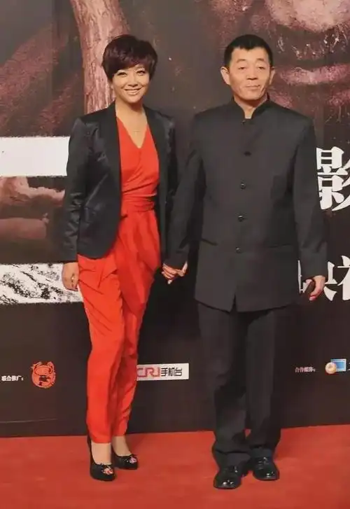 今天才知道,原来江珊现任老公是演员田小洁,两个人很般配