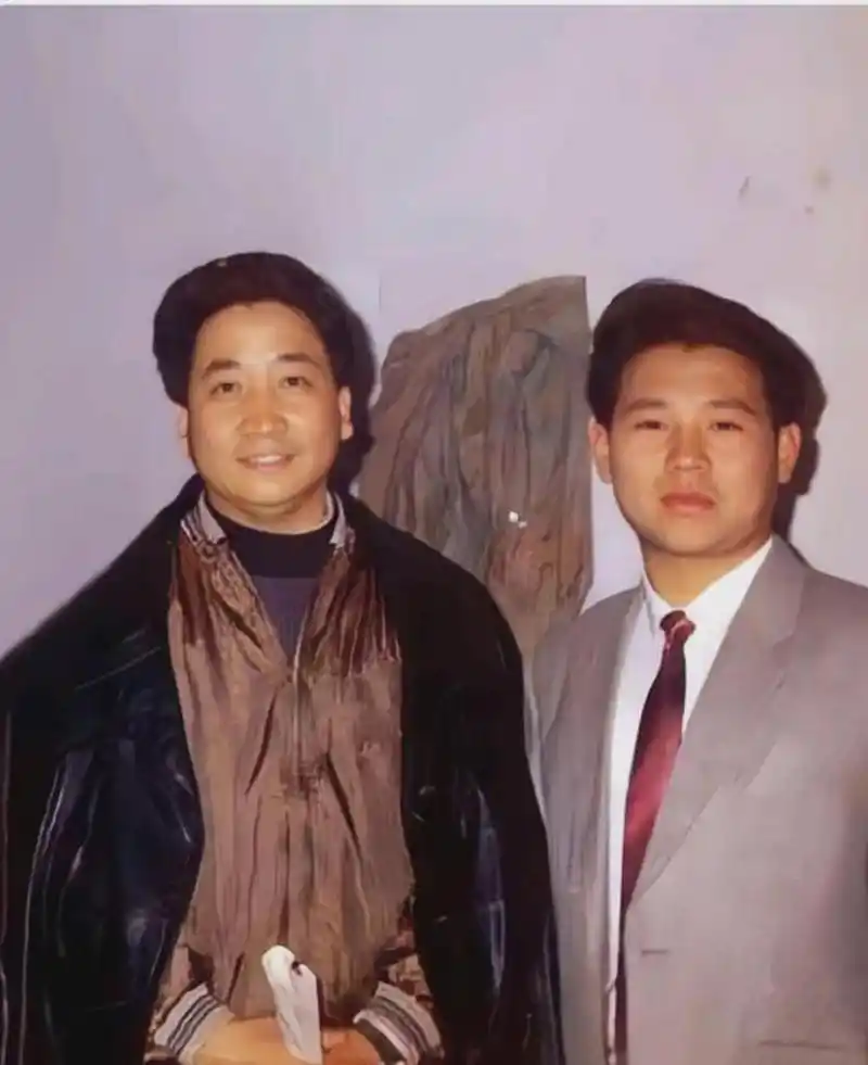 这是一张年轻时的郭德纲和姜昆的合照,那时的郭德纲还是一个默默无闻