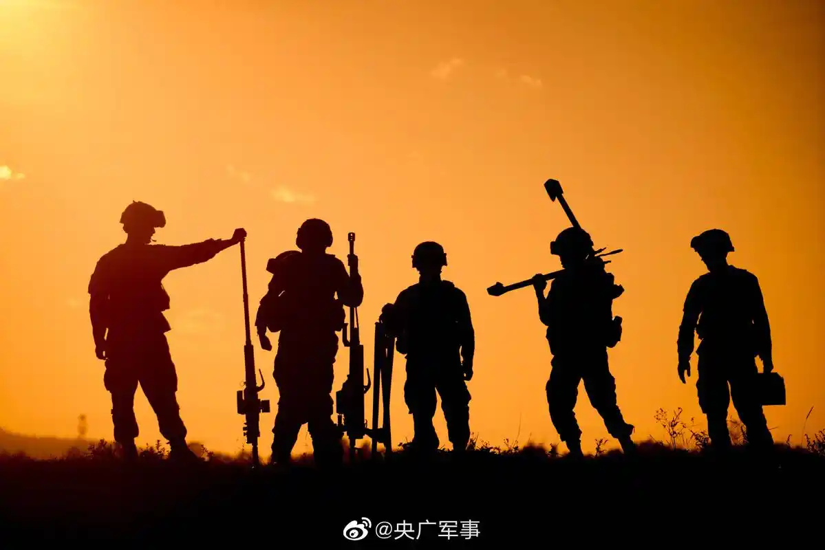 美图!冬日夕阳下步兵的绝美剪影