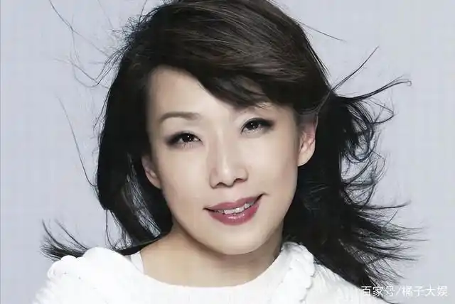 林忆莲:经历5段感情,56岁依旧单身,为干爹贺寿,素颜显年轻