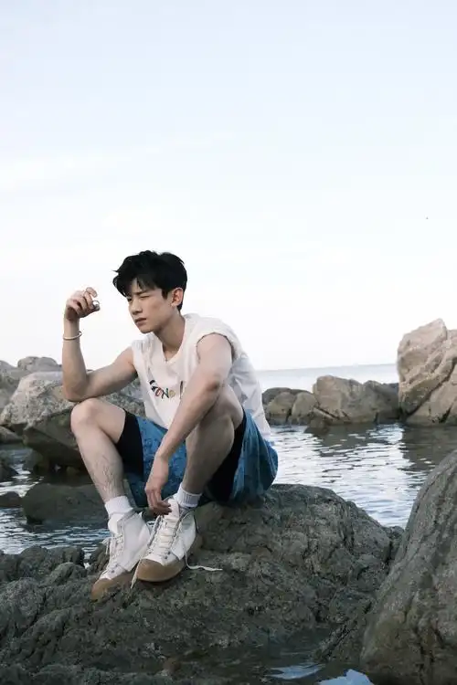 白敬亭微博写真图片