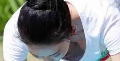 林志玲和黄渤在做瑜伽的时候林志玲由于上身的短袖服装领口太宽松弯腰