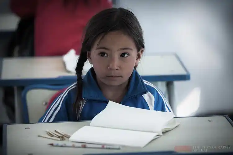 原创 中国环境最恶劣农村的孩子,父亲常年在深山,要想改变只有一条路