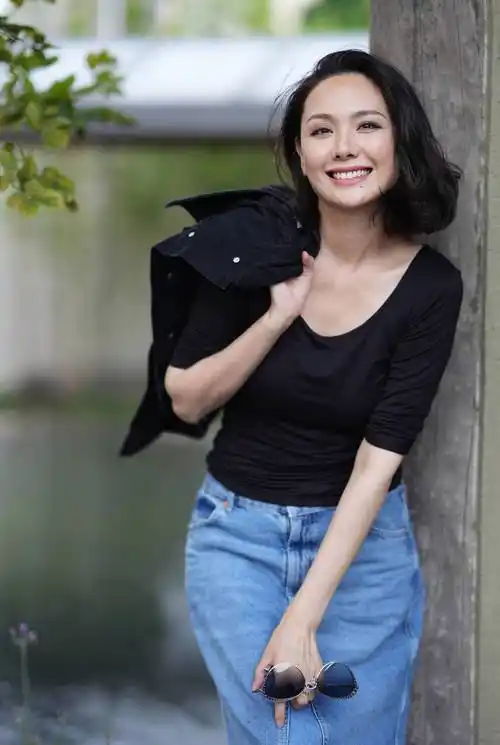 程莉莎牛仔半裙造型户外写真,青春简约,锁骨发造型温柔大气 – 爱读书