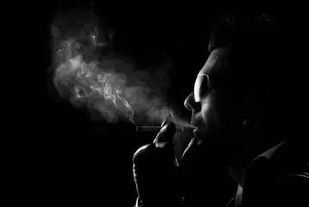 抽着烟的男人图片香烟烟烟头图片一个手里拿着烟的男人的背影图片时尚