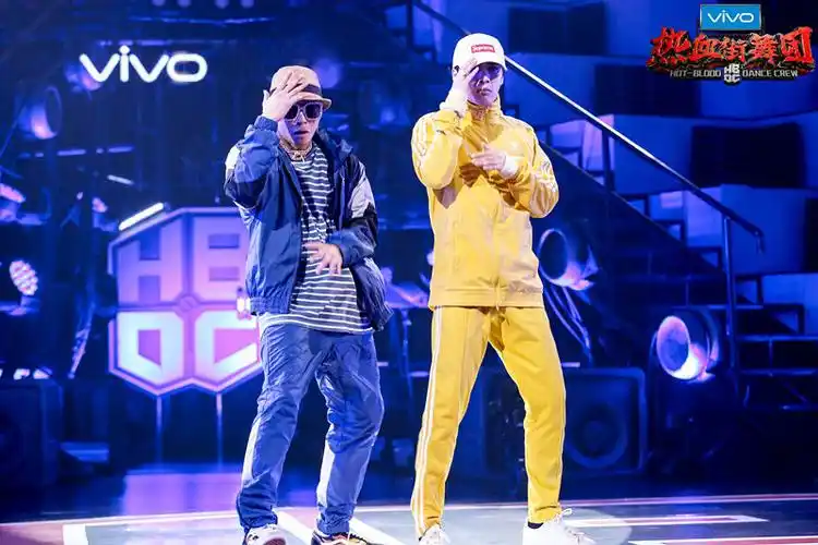 王嘉尔《热血街舞团》节目录制实力宠粉 送暖宝宝温暖人心