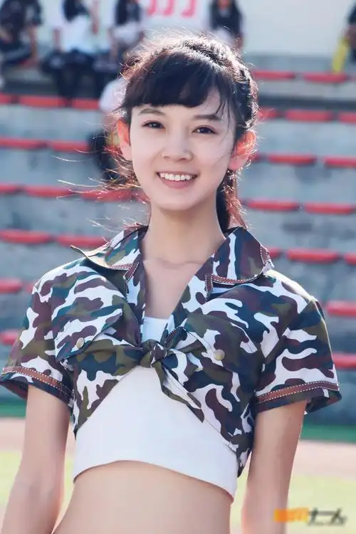 图1为陈瑶第一部影视作品《旋风十一人》,有网友看了这张照片评论说