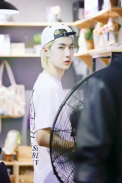 会想小博刚出道的时候,猛女落泪了#王一博时装周金发#|#网友在巴黎