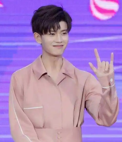 任嘉伦发射"致命"魅力,休闲私服笔挺西装都能完美驾驭,太飒了