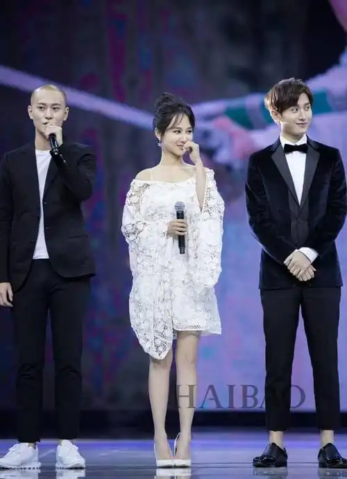 "隐形富婆"杨紫:和顶流男星处成"兄弟情",却遭那英区别对待