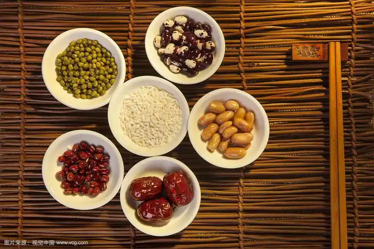 放在桌子上的粽子材料