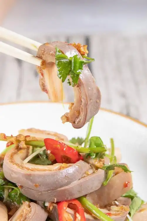 猪肚肉厚紧实,脆滑脆爽口,淋在自制的沙姜,味道清新,鲜味十足.