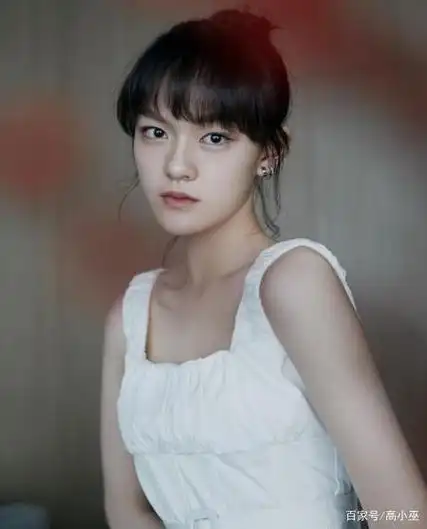 2018年搭配顶流王俊凯,主演了《天坑猎鹰》,还收获了对方的荧幕初吻.