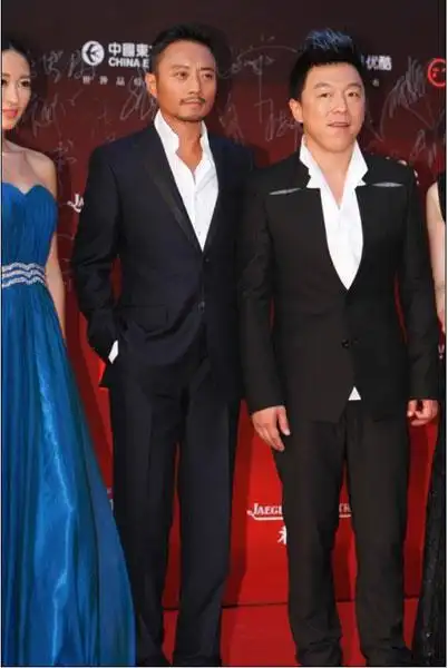 张涵予上影节帅酷亮相 藏蓝色西装尽显低调奢华