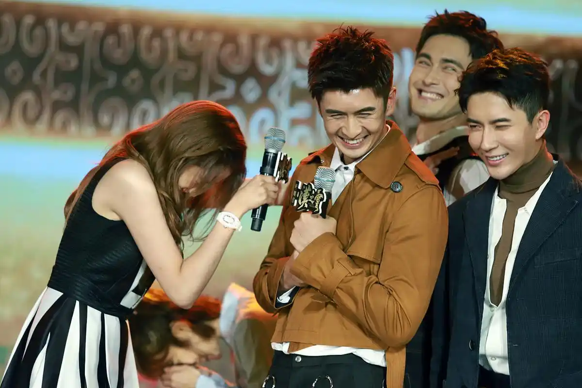 关晓彤和张云龙合作过吗?这个剧组看起来好欢乐呀[嘻嘻]!