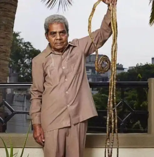 男子两米长的指甲破世界纪录 准备剪掉放博物馆展出 网友:拒绝