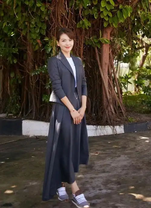 刘涛走机场挺高调穿3万西装配绿色长裙拎10万包一看就是贵妇