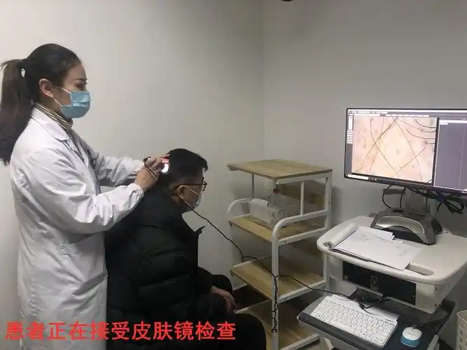 医生正在为患者进行皮肤镜检查.jpg