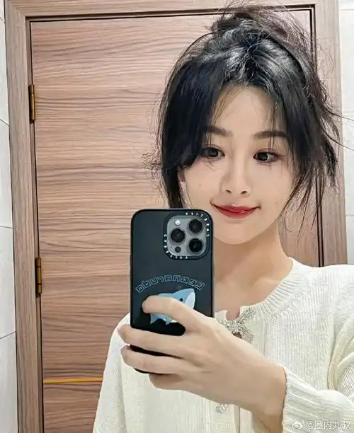 杨紫鸡毛头造型自拍