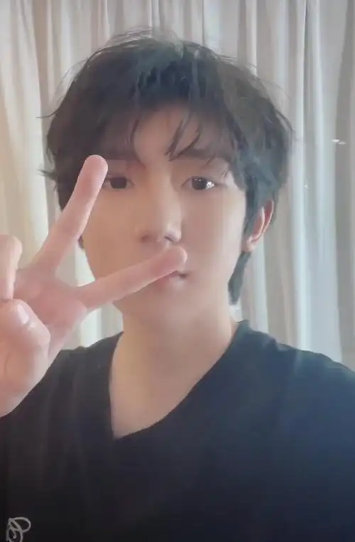 组图:王源大年初二晒比耶自拍 居家风格穿搭休闲清爽