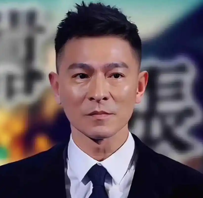 给刘德华换几个发型,你觉得怎么样?这颜值抗打不[观望]