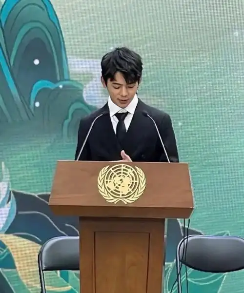 组图:丁真黑色西装造型曝光 在台上发表演讲酷帅有型