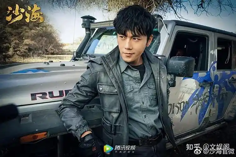 在电影《春风沉醉的晚上》里,秦昊可是个情感杀手,专门对男性下狠手.