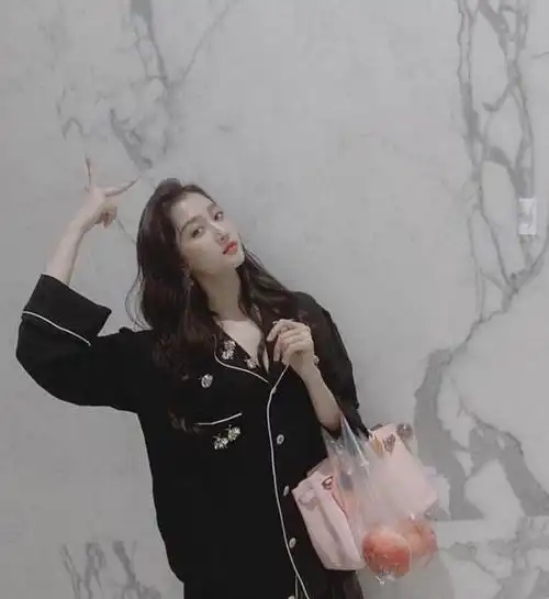 22岁关晓彤手拎16万名牌包,穿"睡衣"出镜,有贵妇内味儿了