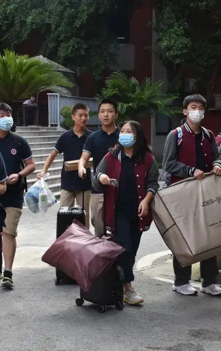 开学第一天丨重庆八中科学城中学喜迎高2024级新生
