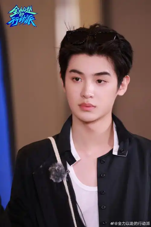 酷拽剪刀手,杀马特发型师"爱德黄"黄明昊@jjjustin0219优雅帅气,豪放