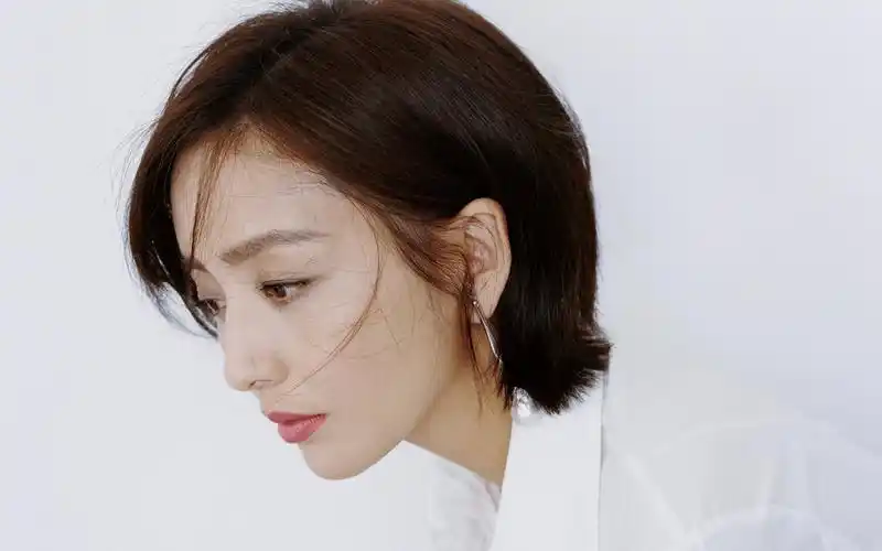 佟丽娅短发迷人