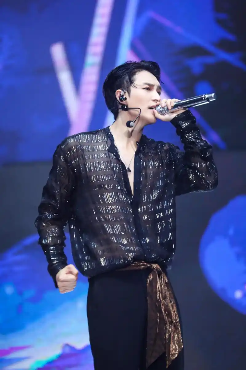 张艺兴, 黑色透视衬衫彰显绝对性感, 丝巾缠绕,更添张力, 在游乐园一