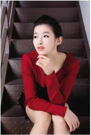 王鑫1992年出生于湖北武汉的一个贫困家庭,原名叫王若雪.