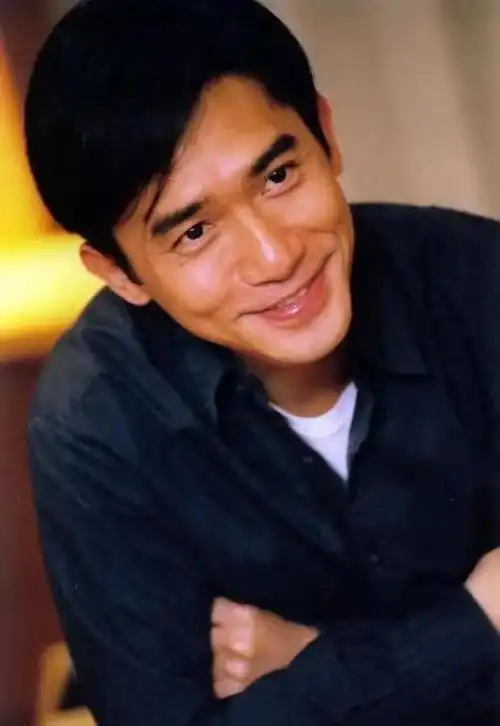 60岁梁朝伟出席釜山电影节,老婆不在身边,走红毯前看得出很紧张